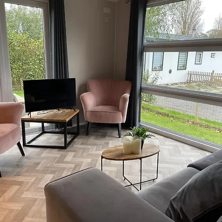 Charming With Spacious Enclosed Garden Chalet