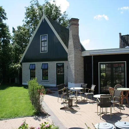 Charming With Spacious Garden Chalet